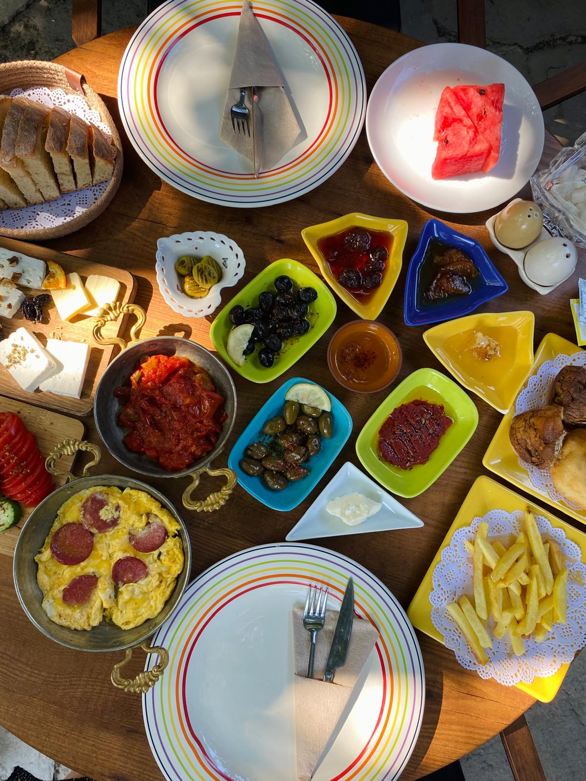 Kula'da tarihi konakta kahvaltı sunumu